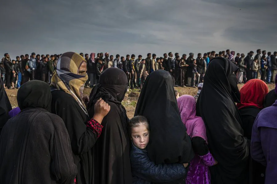 Autor: Ivor Prickett (Irlanda). Liberación de Mosul del Estado Islámico por parte de las fuerzas iraquíes. En la imagen se ve a un nutrido grupo de civiles que se habían quedado en el oeste de Mosul después de la batalla para tomar la línea de la ciudad en busca de ayuda en el barrio de Mamun 