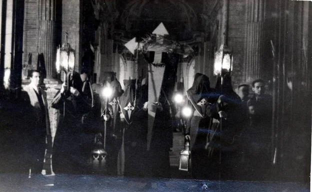 Imagen principal - Vía crucis en 1946. Salida de la Hermandad de las Penas desde la iglesia de San José en los años cuarenta. Antigua imagen de la Virgen de la Trinidad en el año 1943.