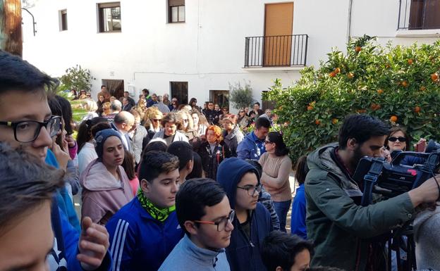 Momento del minuto de silencio en La Viñuela.