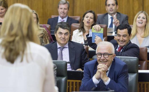 Díaz, de espaldas, frente a Moreno y otros dirigentes en el Pleno del Parlamento andaluz hoy. 