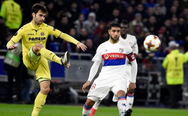 Manu Trigueros, en una acción ante Fekir. 