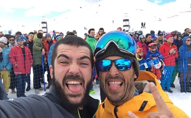 Regino Hernánez y José Sánchez Cervi, sonrientes en una estación de esquí.