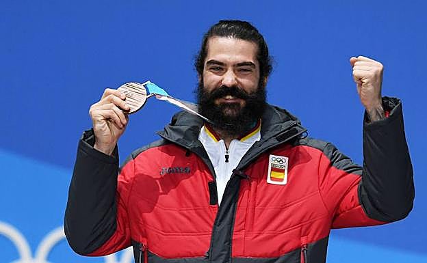 Regino Hernández muestra pletórico de felicidad la medalla de bronce conseguida en la mañana del jueves. 