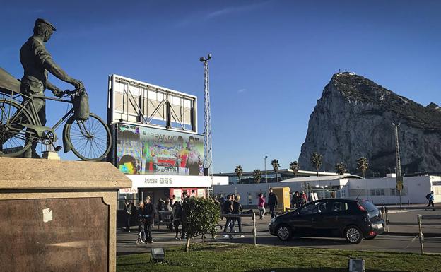 Acceso a la frontera con Gibraltar, con el monumento al trabajador español (2003) a la izquierda. 