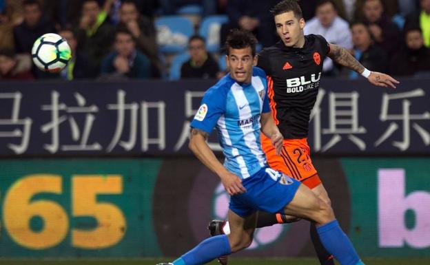 Luis Hernández ante Santi Mina. 