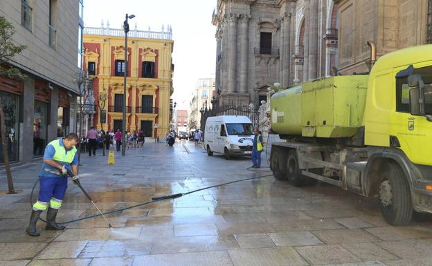 Trabajos de limpieza en el entorno de la Catedral. 