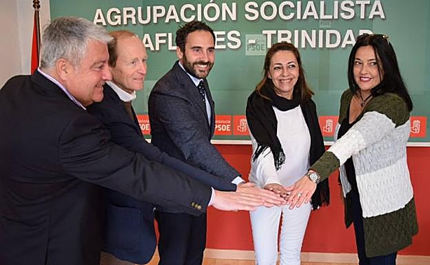 María (dcha.) y Yolanda, con el portavoz del PSOE, Daniel Pérez. 