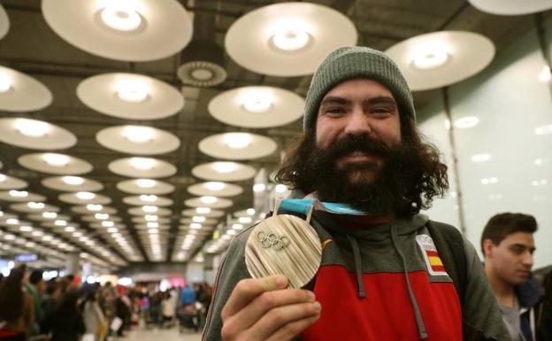 Regino Hernández, ovacionado a su llegada al aeropuerto de Madrid