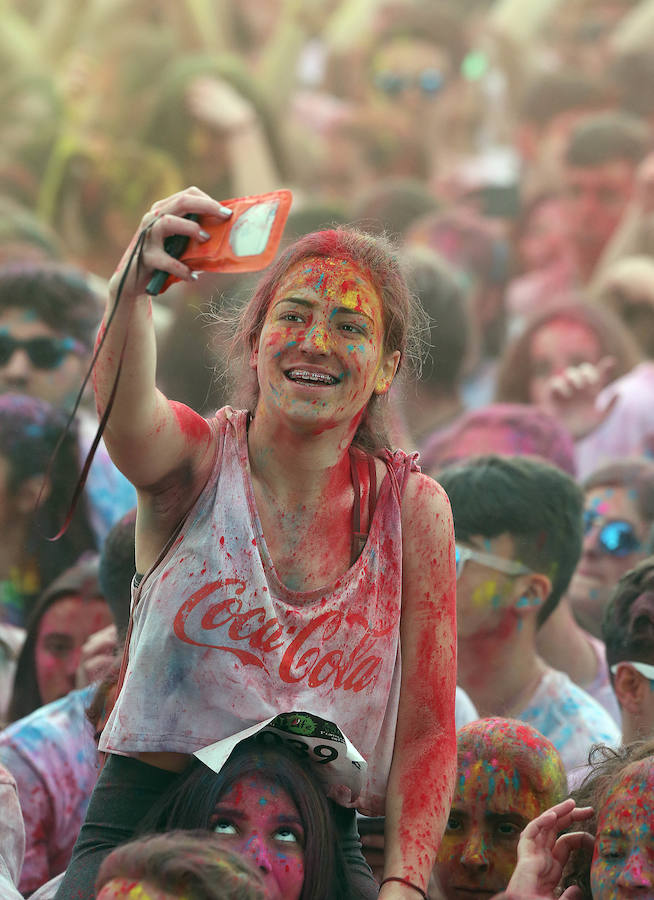 El deporte y la diversión se unen en esta fiesta en la que los corredores son cubiertos por toneladas de polvo de colores