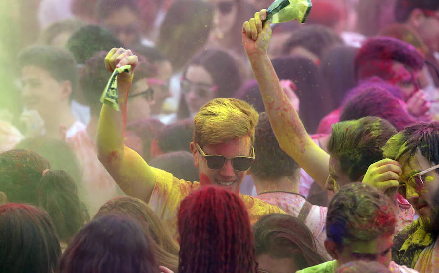 El deporte y la diversión se unen en esta fiesta en la que los corredores son cubiertos por toneladas de polvo de colores