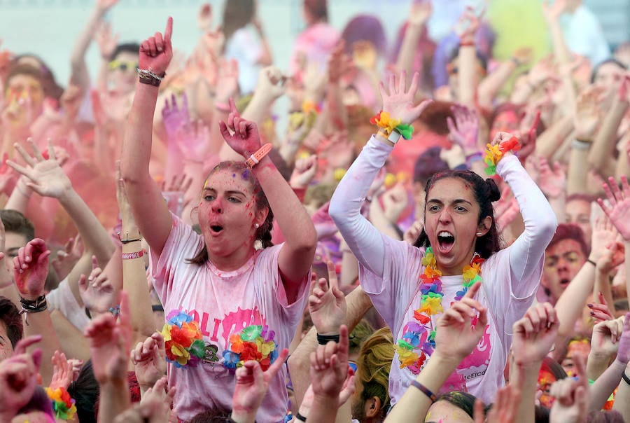 El deporte y la diversión se unen en esta fiesta en la que los corredores son cubiertos por toneladas de polvo de colores