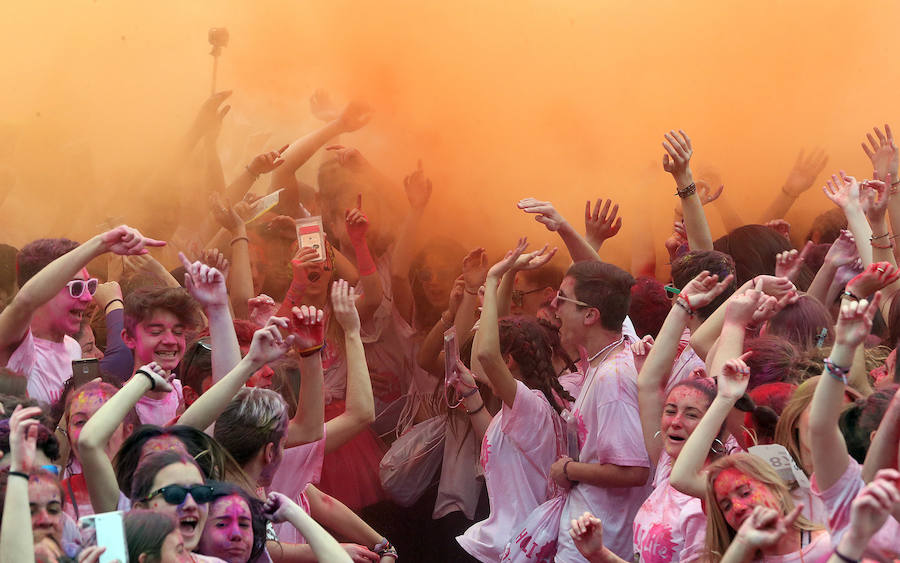 El deporte y la diversión se unen en esta fiesta en la que los corredores son cubiertos por toneladas de polvo de colores