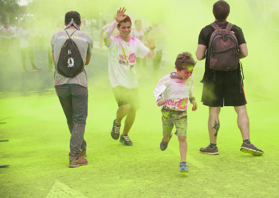 El deporte y la diversión se unen en esta fiesta en la que los corredores son cubiertos por toneladas de polvo de colores