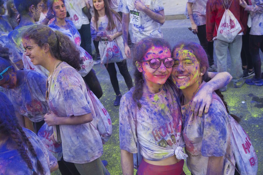 El deporte y la diversión se unen en esta fiesta en la que los corredores son cubiertos por toneladas de polvo de colores