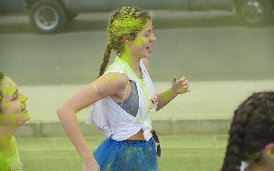 El deporte y la diversión se unen en esta fiesta en la que los corredores son cubiertos por toneladas de polvo de colores
