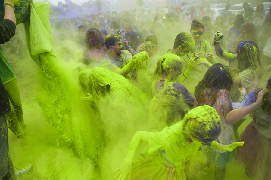 El deporte y la diversión se unen en esta fiesta en la que los corredores son cubiertos por toneladas de polvo de colores
