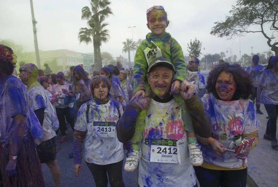 El deporte y la diversión se unen en esta fiesta en la que los corredores son cubiertos por toneladas de polvo de colores