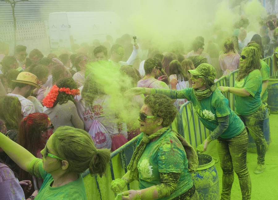 El deporte y la diversión se unen en esta fiesta en la que los corredores son cubiertos por toneladas de polvo de colores