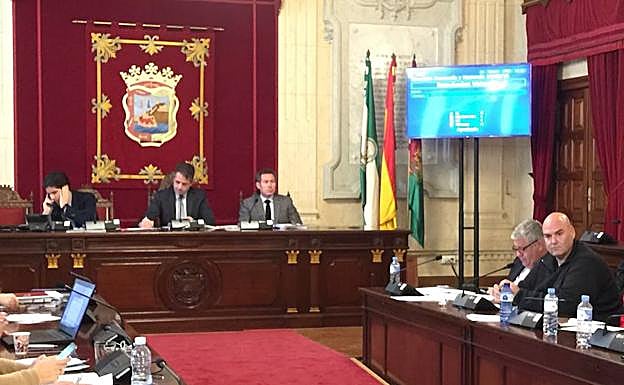 En la imagen, Conde, en el centro de la mesa presidencial y el interventor Fermín Vallecillo, a la derecha 