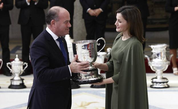 La Reina Doña Letizia entregó el premio al alcalde de Antequera, Manuel Barón