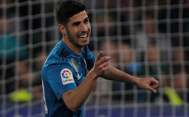 Marco Asensio celebra uno de sus goles ante el Betis. 