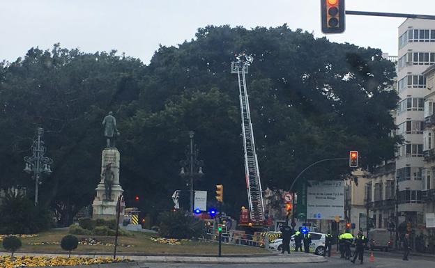 Los bomberos, en la Alameda, durante la retirada de la rama. 