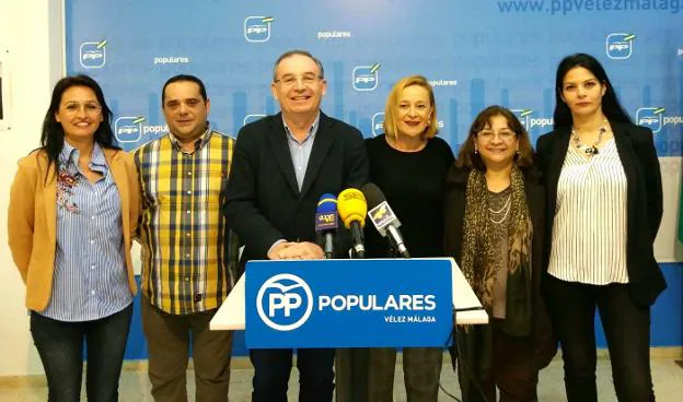 Mariví Romero, ayer con militantes del PP de Vélez. 