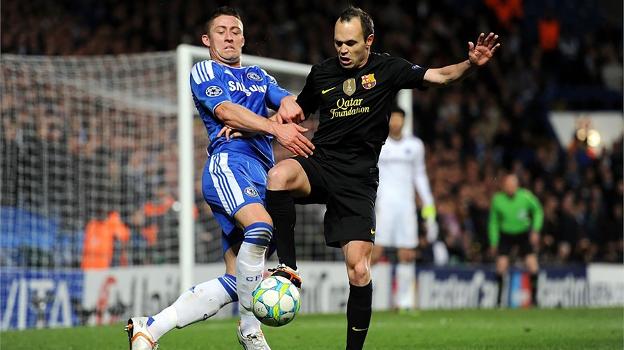 Gary Cahill y Andrés Iniesta, ahora capitanes del Chelsea y el Barça, en el duelo de ida de 2012. :: efe