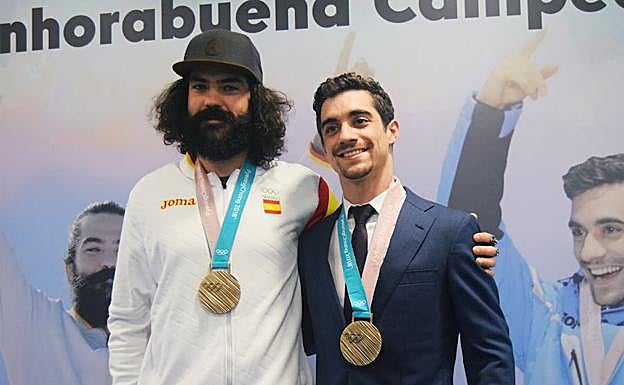 Regino Hernández y Javier Fernández, ayer con sus medallas de bronce en la sede de LaLiga. 