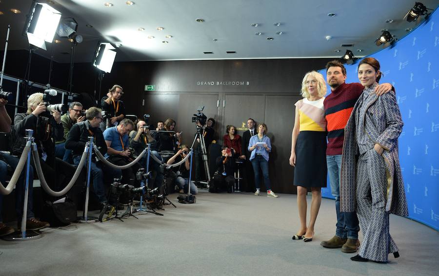 El director malagueño posó con las actrices Bárbara Lennie y Susi Sánchez