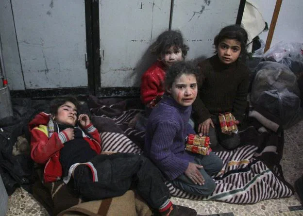 Un grupo de niños se refugia en un hospital improvisado tras los últimos ataques sobre Ghouta, el último bastión rebelde. :: H. Al-Ajweh / afp