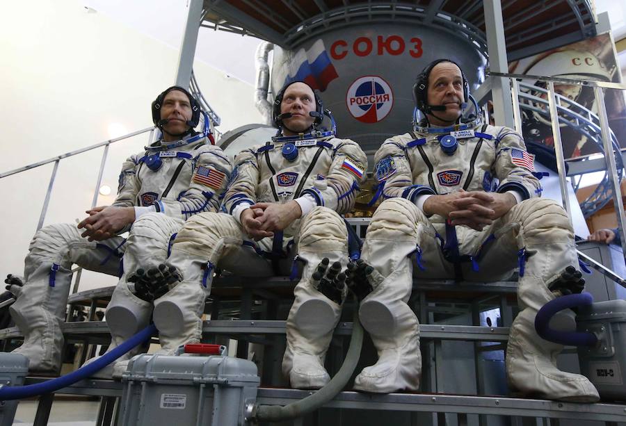 El cosmonauta de Roscosmos Oleg Artemyev , astronautas de la NASA Andrew Feustel y Richard Arnold, asisten al entrenamiento de calificación final para su próxima misión espacial en Star City cerca de Moscú.