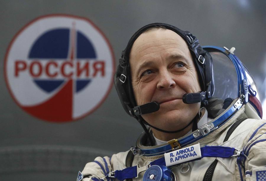 El cosmonauta de Roscosmos Oleg Artemyev , astronautas de la NASA Andrew Feustel y Richard Arnold, asisten al entrenamiento de calificación final para su próxima misión espacial en Star City cerca de Moscú.