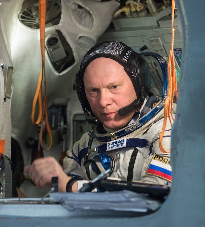 El cosmonauta de Roscosmos Oleg Artemyev , astronautas de la NASA Andrew Feustel y Richard Arnold, asisten al entrenamiento de calificación final para su próxima misión espacial en Star City cerca de Moscú.