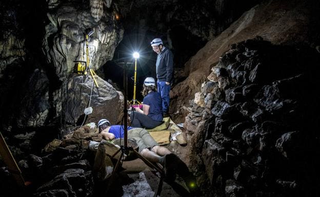Arqueólogos trabajando en la Cueva de Ardales. 