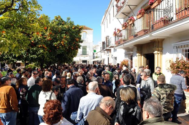 La protesta por las pensiones reúne a unas 250 personas en Marbella