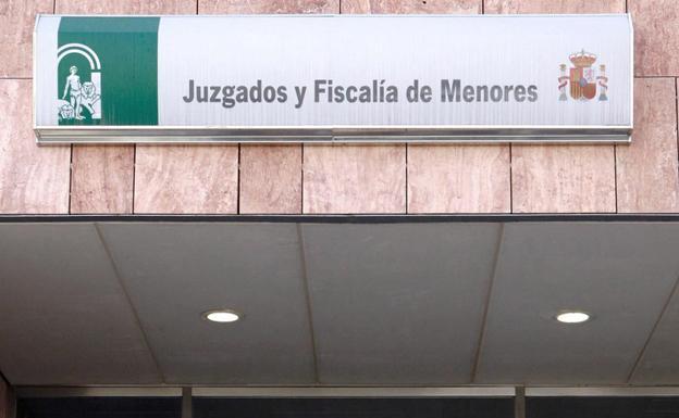 Deniegan la orden de alejamiento al menor que denunció una violación de dos compañeros de instituto en Málaga