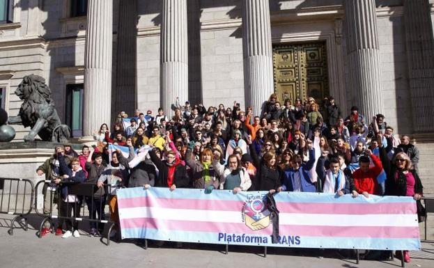 Miembros de la plataforma trans se concentran a las puertas del Congreso.