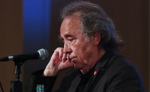 Serrat atiende en la entrevista. 