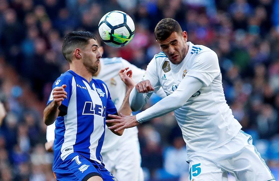 El conjunto de Zinedine Zidane logró su cuarta victoria consecutiva en Liga tras imponerse al cuadro babazorro con un doblete de Cristiano Ronaldo y tantos de Bale y Benzema, este último de penalti. 