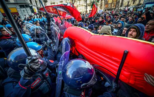 La Policía se vio obligada a intervenir para que un grupo de antifascistas no accedieran a la manifestación de los seguidores de Salvini. :: MASSIMO PINCA / reuters