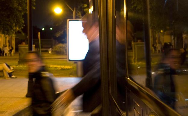Dos usuarios salen de un autobús nocturno (archivo).