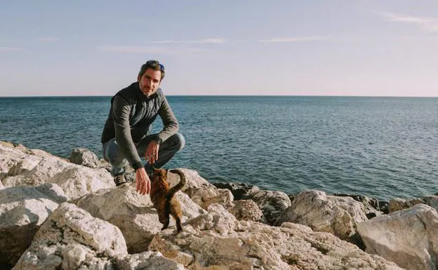 Marcos Canzian, presidente de la ONGAman, junto a un gato salvaje en una colonia de la capital. 