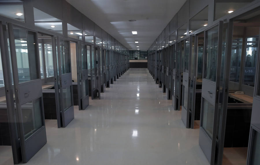 El centro penitenciario Málaga II, ubicado en Archidona, tiene 1.008 celdas en las que se pueden internar en torno a 2.000 reclusos. 