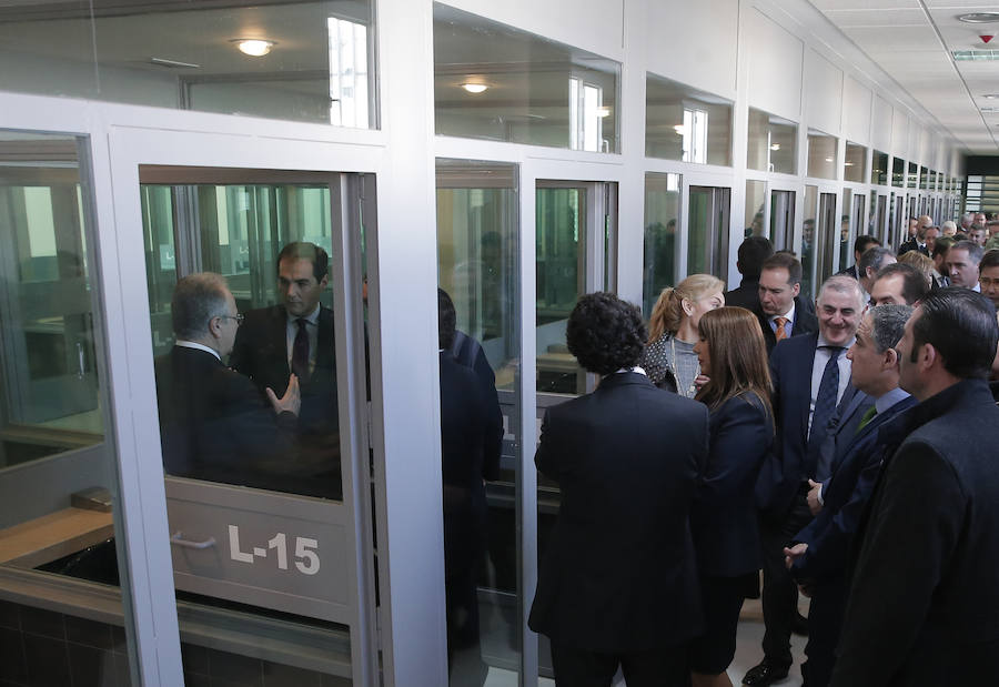 El centro penitenciario Málaga II, ubicado en Archidona, tiene 1.008 celdas en las que se pueden internar en torno a 2.000 reclusos. 