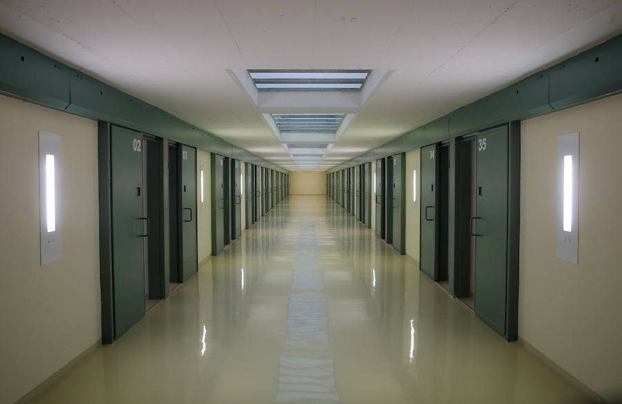 El centro penitenciario Málaga II, ubicado en Archidona, tiene 1.008 celdas en las que se pueden internar en torno a 2.000 reclusos. 