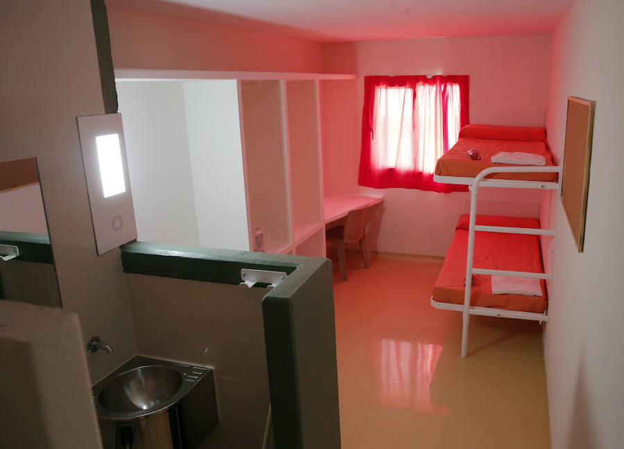 El centro penitenciario Málaga II, ubicado en Archidona, tiene 1.008 celdas en las que se pueden internar en torno a 2.000 reclusos. 