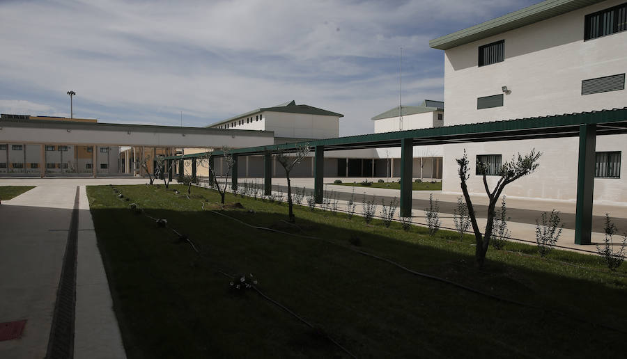 El centro penitenciario Málaga II, ubicado en Archidona, tiene 1.008 celdas en las que se pueden internar en torno a 2.000 reclusos. 