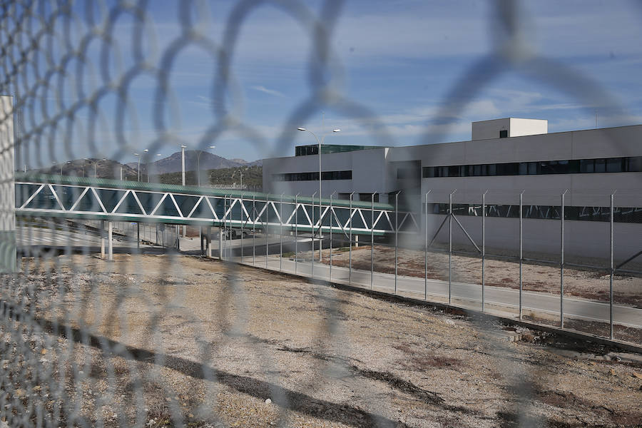 El centro penitenciario Málaga II, ubicado en Archidona, tiene 1.008 celdas en las que se pueden internar en torno a 2.000 reclusos. 