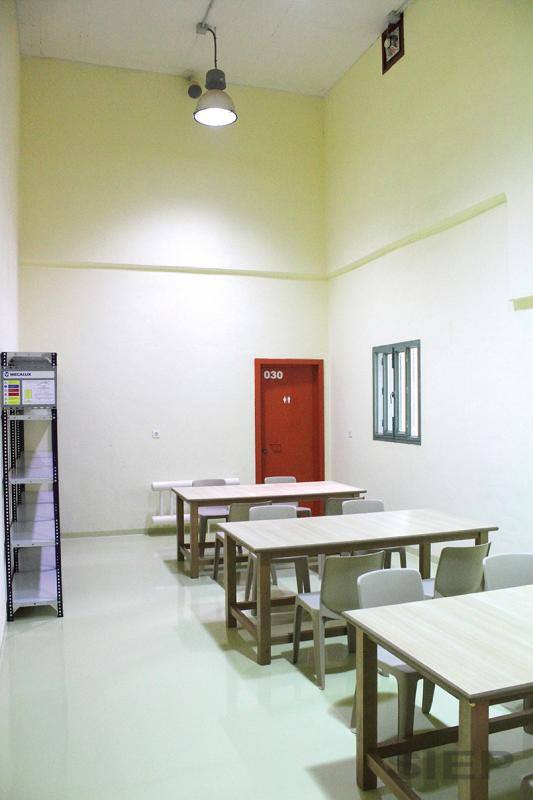 El centro penitenciario Málaga II, ubicado en Archidona, tiene 1.008 celdas en las que se pueden internar en torno a 2.000 reclusos. 